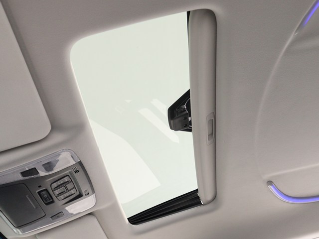 【大人気☆ツインサンルーフ】
見た目もカッコよく、車内の解放感も演出!
必須条件にされるほどの大人気装備です!