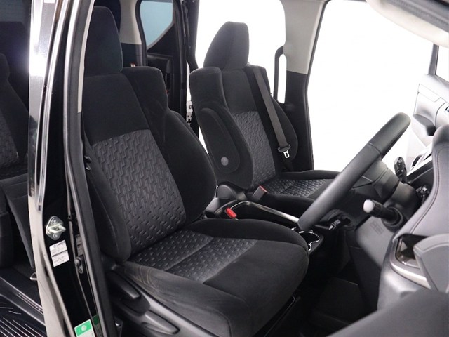 【運転席助手席も広々☆】
広々使えるのは後席だけではございません｡
国内最高峰ミニバンの特権ですね!