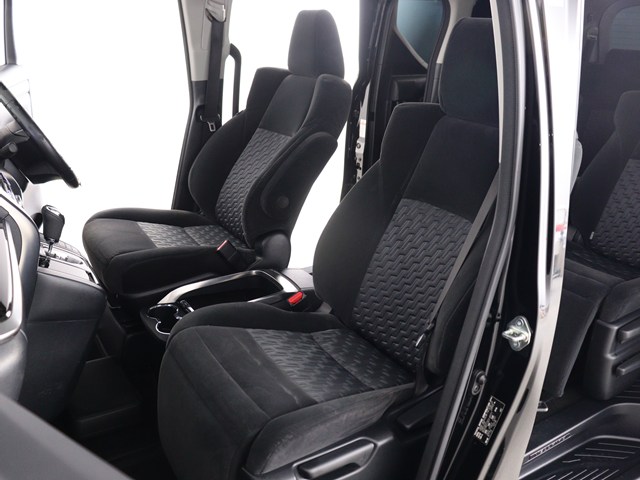 【運転席助手席も広々☆】
広々使えるのは後席だけではございません｡
国内最高峰ミニバンの特権ですね!