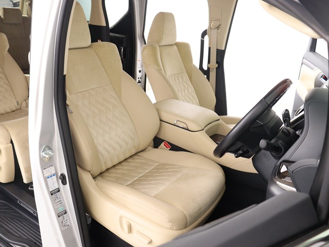 【運転席助手席も広々☆】
広々使えるのは後席だけではございません｡
国内最高峰ミニバンの特権ですね!