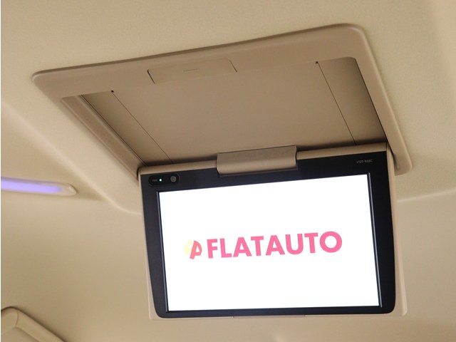 【後席モニター】
ミニバンの必須装備とも言える装備です!
後席の方も飽きることなくドライブが可能!
