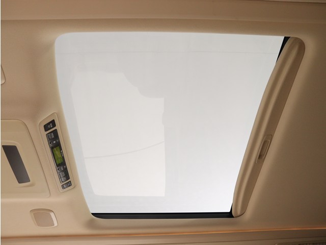 【大人気☆ツインサンルーフ】
見た目もカッコよく、車内の解放感も演出!
必須条件にされるほどの大人気装備です!