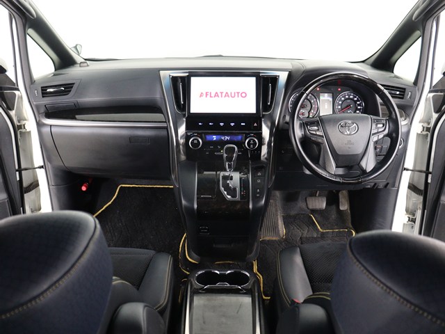 【運転席助手席も広々☆】
広々使えるのは後席だけではございません｡
国内最高峰ミニバンの特権ですね!
