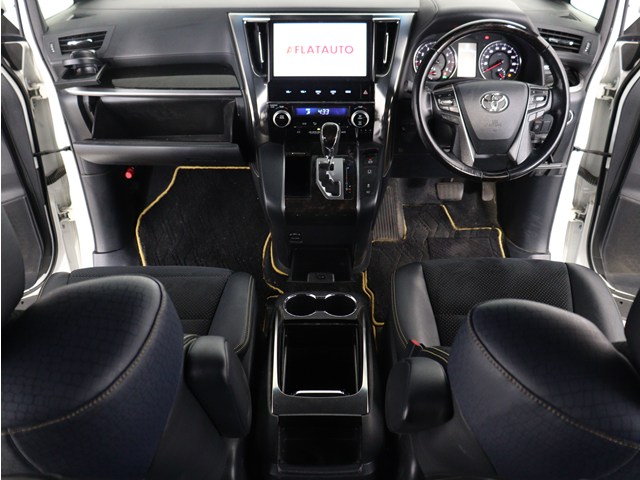 【運転席助手席も広々☆】
広々使えるのは後席だけではございません｡
国内最高峰ミニバンの特権ですね!