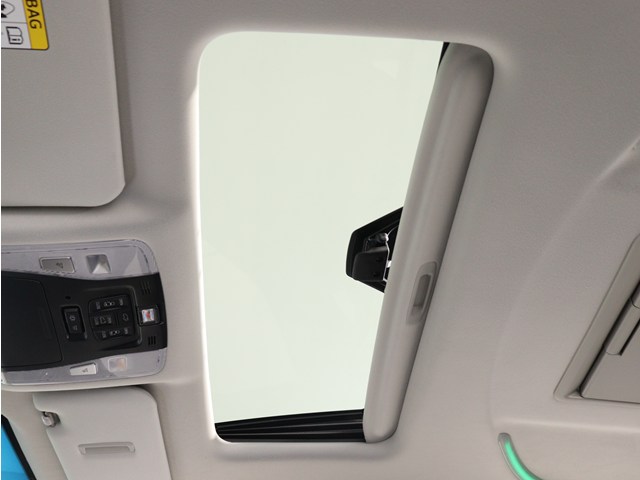 【大人気☆ツインサンルーフ】
見た目もカッコよく、車内の解放感も演出!
必須条件にされるほどの大人気装備です!