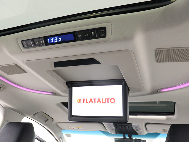 【電動後席モニター】ＪＢＬサウンド専用！
電動開閉後席フリップダウンモニターです。
５．１ｃｈサウンド対応、１７スピーカーの
専用音響システムとなり、人気の装備になり
ます。