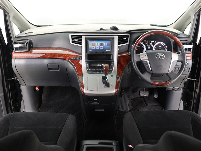 【運転席助手席も広々☆】
広々使えるのは後席だけではございません｡
国内最高峰ミニバンの特権ですね!