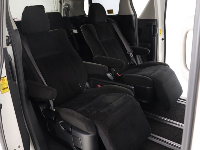 【アルカンターラシート完備】
手触りの良いアルカンターラシートを装備!
高級車に使用される素材で見た目も◎