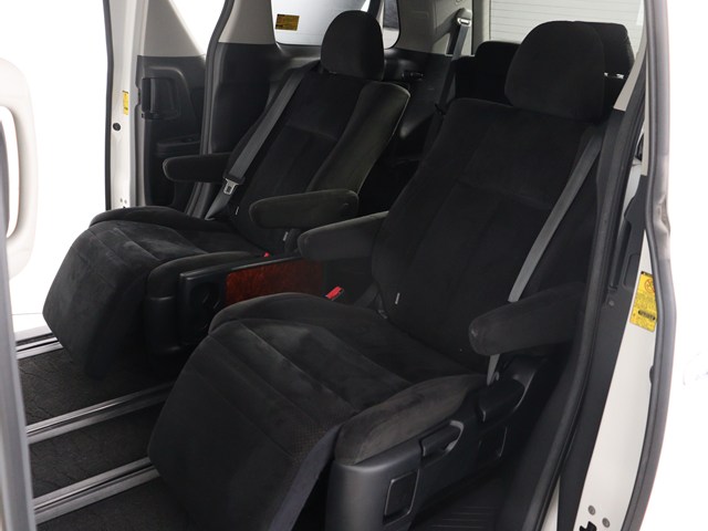 【アルカンターラシート完備】
手触りの良いアルカンターラシートを装備!
高級車に使用される素材で見た目も◎