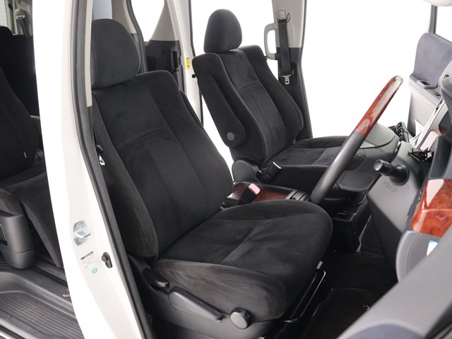 内装の状態も非常にクリーンな状態です｡
ご納車前には専門スタッフが
隅々までクリーニングを行います!