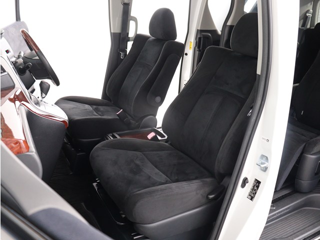内装の状態も非常にクリーンな状態です｡
ご納車前には専門スタッフが
隅々までクリーニングを行います!