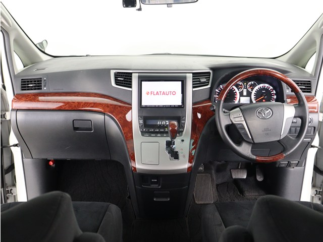 【運転席助手席も広々☆】
広々使えるのは後席だけではございません｡
国内最高峰ミニバンの特権ですね!