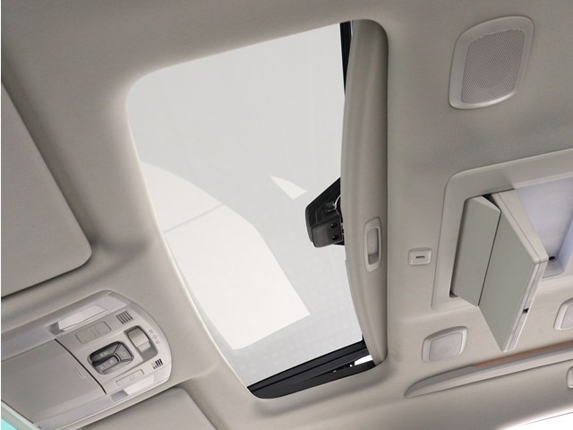 【大人気☆ツインサンルーフ】
見た目もカッコよく、車内の解放感も演出!
必須条件にされるほどの大人気装備です!