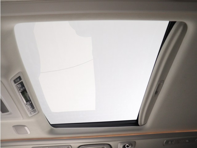 【大人気☆ツインサンルーフ】
見た目もカッコよく、車内の解放感も演出!
必須条件にされるほどの大人気装備です!