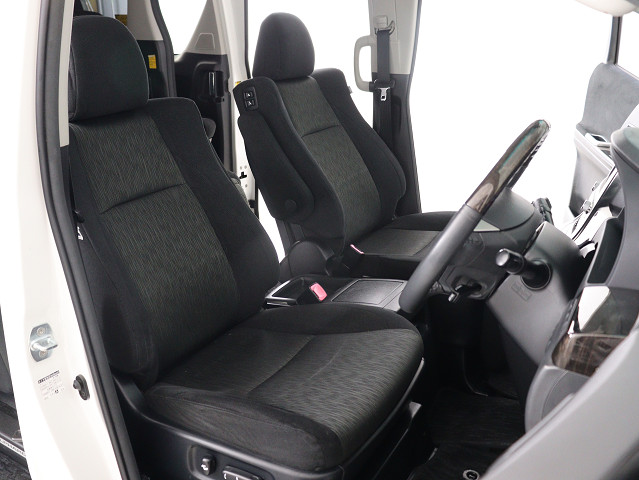 内装の状態も非常にクリーンな状態です｡
ご納車前には専門スタッフが
隅々までクリーニングを行います!