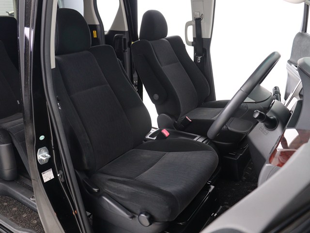 【運転席助手席も広々☆】
広々使えるのは後席だけではございません｡
国内最高峰ミニバンの特権ですね!