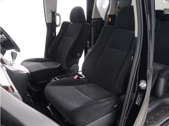 【運転席助手席も広々☆】
広々使えるのは後席だけではございません｡
国内最高峰ミニバンの特権ですね!
