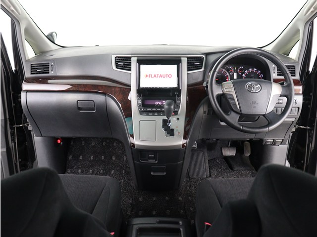 【運転席助手席も広々☆】
広々使えるのは後席だけではございません｡
国内最高峰ミニバンの特権ですね!