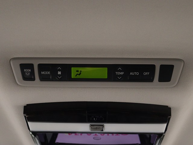 後部座席でエアコン温度をお好みで設定する
ことができます!