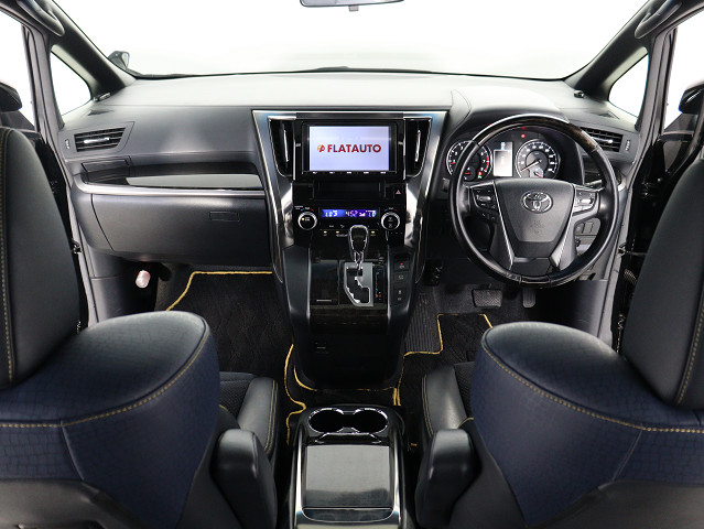 【運転席助手席も広々☆】
広々使えるのは後席だけではございません｡
国内最高峰ミニバンの特権ですね!