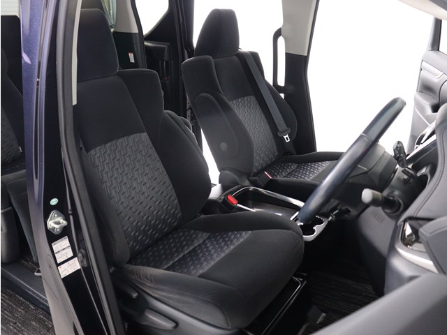 内装の状態も非常にクリーンな状態です｡
ご納車前には専門スタッフが
隅々までクリーニングを行います!