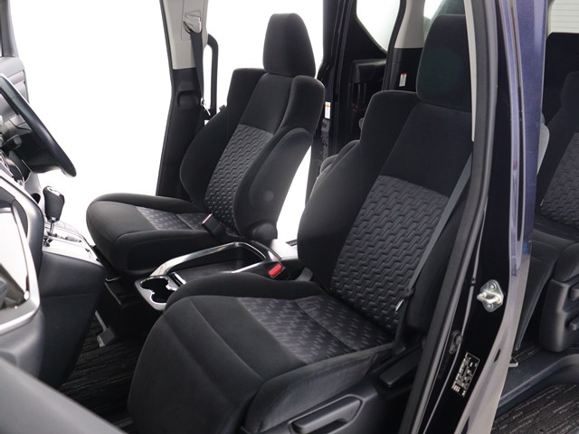 内装の状態も非常にクリーンな状態です｡
ご納車前には専門スタッフが
隅々までクリーニングを行います!