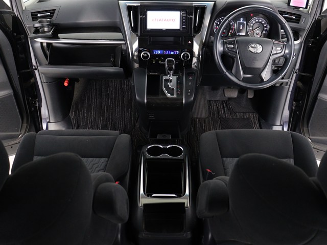 【運転席助手席も広々☆】
広々使えるのは後席だけではございません｡
国内最高峰ミニバンの特権ですね!