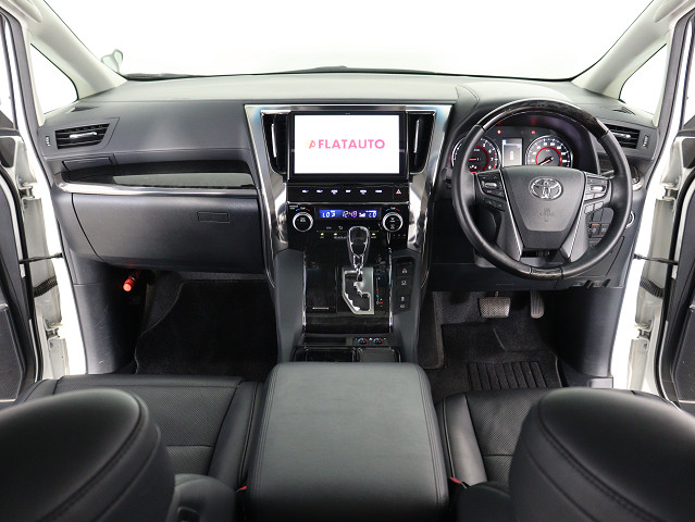 【運転席助手席も広々☆】
広々使えるのは後席だけではございません｡
国内最高峰ミニバンの特権ですね!