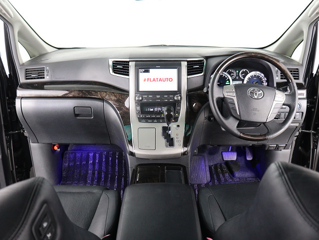 【運転席助手席も広々☆】
広々使えるのは後席だけではございません｡
国内最高峰ミニバンの特権ですね!