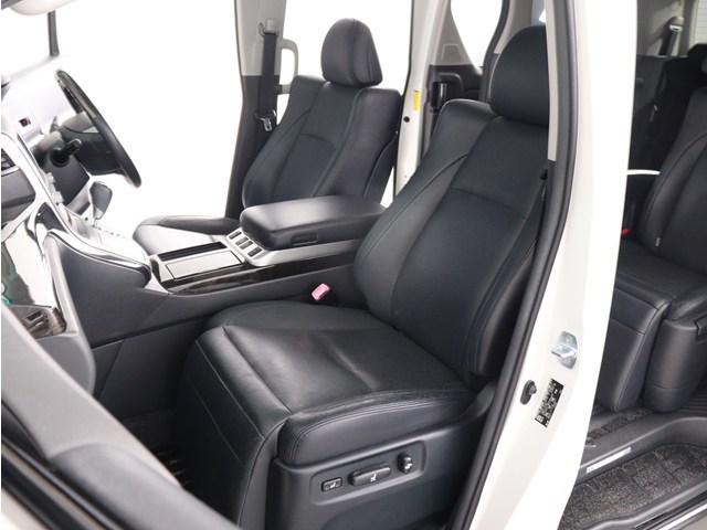 内装の状態も非常にクリーンな状態です｡
ご納車前には専門スタッフが
隅々までクリーニングを行います!