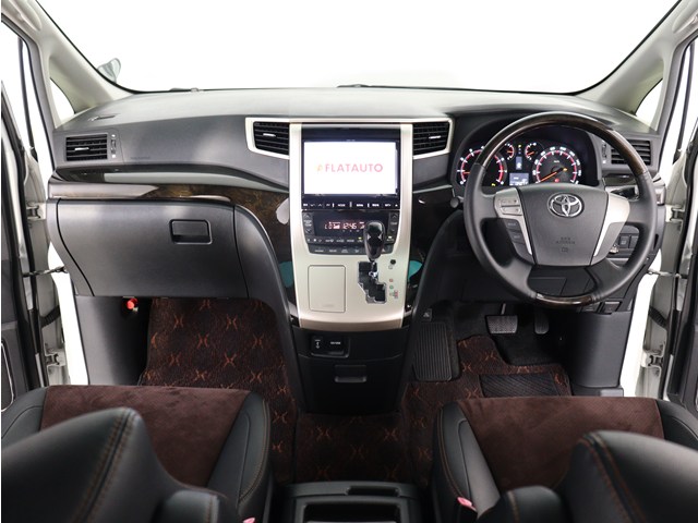 【運転席助手席も広々☆】
広々使えるのは後席だけではございません｡
国内最高峰ミニバンの特権ですね!