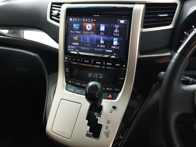 【大人気★ＡＬＰＩＮＥ　９インチナビ】
大画面で見やすいだけでなく､
インパネとの一体感もあり見た目も抜群!