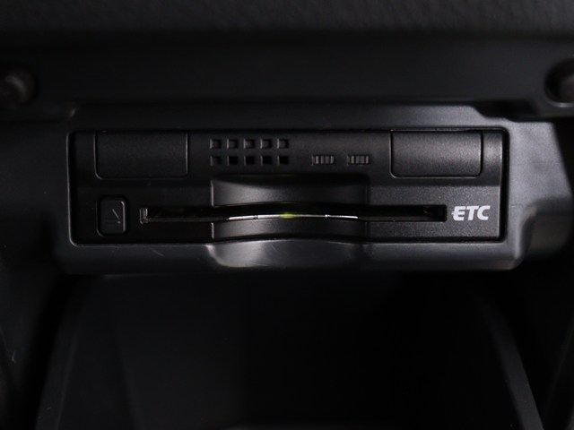 【ビルトインＥＴＣ】
後付けとは異なる一体感が魅力です｡
高速道路でストレスなく走行できます｡
