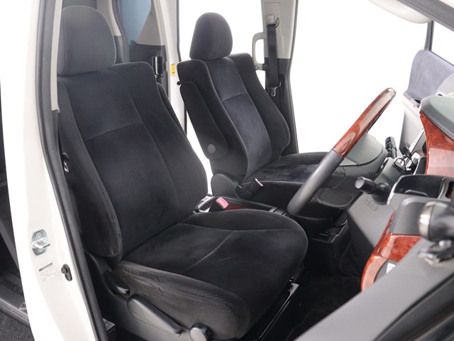 内装の状態も非常にクリーンな状態です｡
ご納車前には専門スタッフが
隅々までクリーニングを行います!