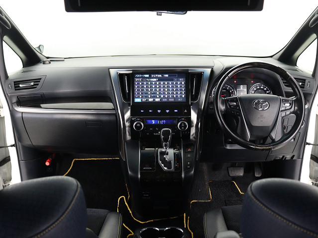 【運転席助手席も広々☆】
広々使えるのは後席だけではございません｡
国内最高峰ミニバンの特権ですね!
