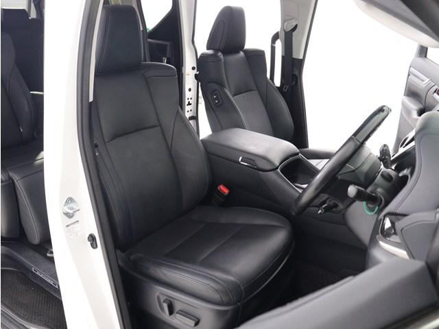 内装の状態も非常にクリーンな状態です｡
ご納車前には専門スタッフが
隅々までクリーニングを行います!
