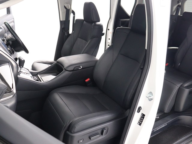 内装の状態も非常にクリーンな状態です｡
ご納車前には専門スタッフが
隅々までクリーニングを行います!