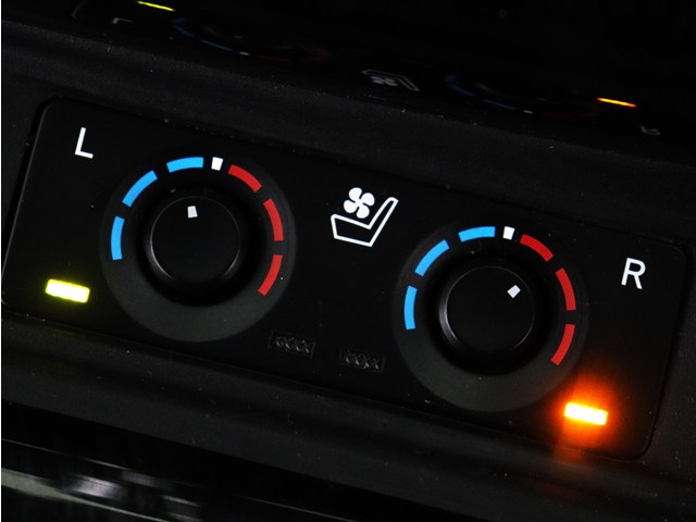 【前席シートヒーター付き】
冬に嬉しいシートヒーター付きのお車です!
エアコンよりも早く暖かくなり､快適です♪