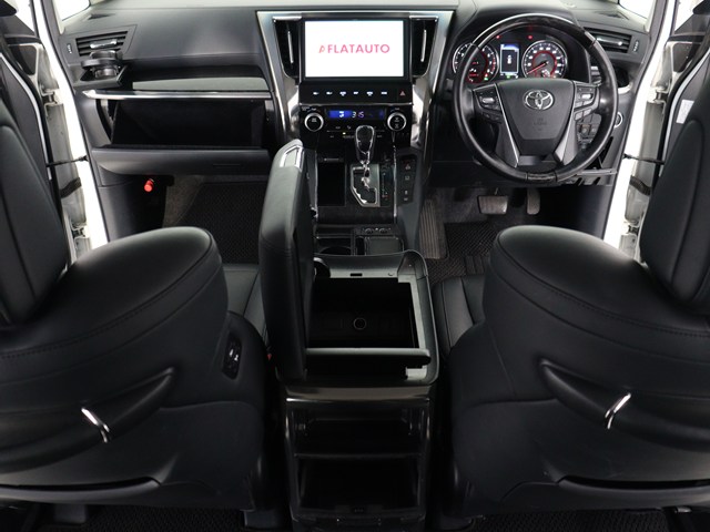 【運転席助手席も広々☆】
広々使えるのは後席だけではございません｡
国内最高峰ミニバンの特権ですね!
