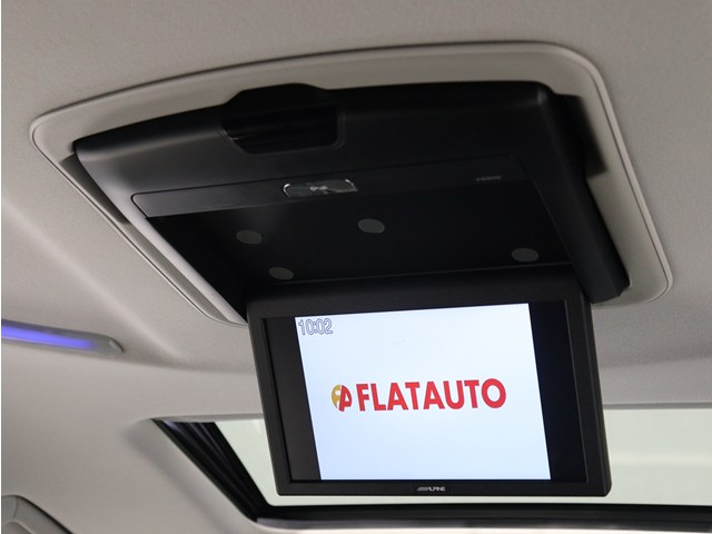 【後席モニター】
ミニバンの必須装備とも言える装備です!
後席の方も飽きることなくドライブが可能!