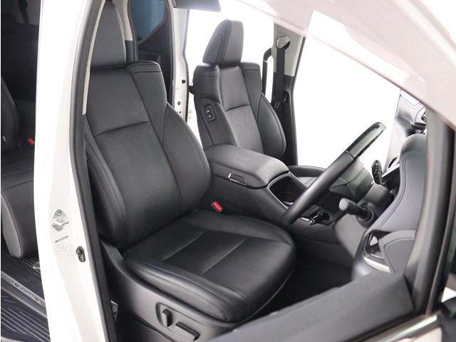 【運転席助手席も広々☆】
広々使えるのは後席だけではございません｡
国内最高峰ミニバンの特権ですね!