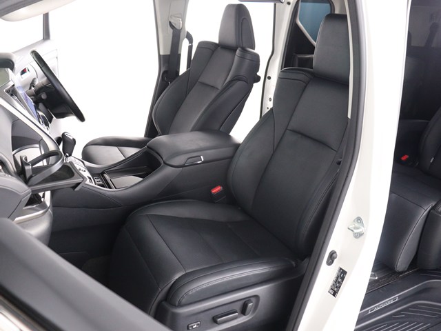 【運転席助手席も広々☆】
広々使えるのは後席だけではございません｡
国内最高峰ミニバンの特権ですね!