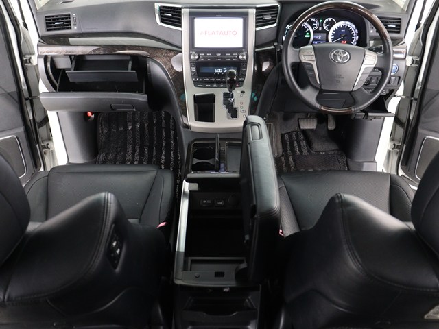 【運転席助手席も広々☆】
広々使えるのは後席だけではございません｡
国内最高峰ミニバンの特権ですね!
