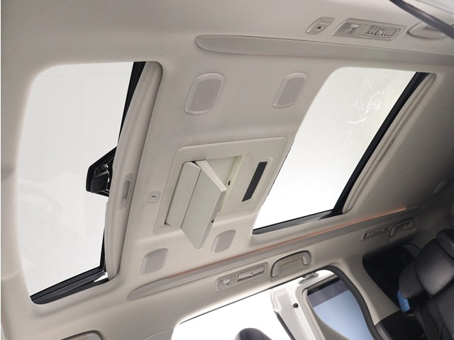 【大人気☆ツインサンルーフ】
見た目もカッコよく、車内の解放感も演出!
必須条件にされるほどの大人気装備です!