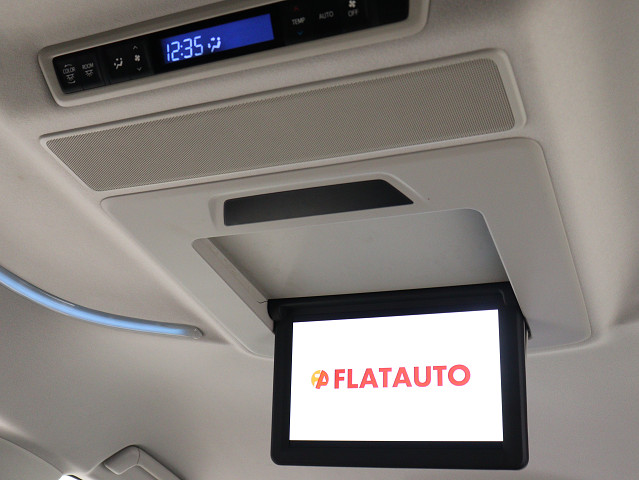 【電動後席モニター】ＪＢＬサウンド専用！
電動開閉後席フリップダウンモニターです。
５．１ｃｈサウンド対応、１７スピーカーの
専用音響システムとなり、人気の装備になり
ます。