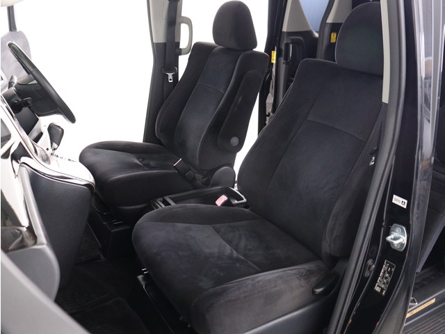内装の状態も非常にクリーンな状態です｡
ご納車前には専門スタッフが
隅々までクリーニングを行います!