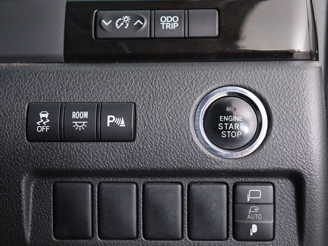 【プッシュスタート】
エンジン始動時はプッシュスタートを採用!
カバンから鍵を取り出す手間も不要です｡
