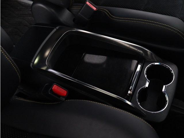 【スライド式コンソールボックス】
大容量の収納力が魅力的なコンソールです!
ドリンクホルダーも使いやすい配置です!