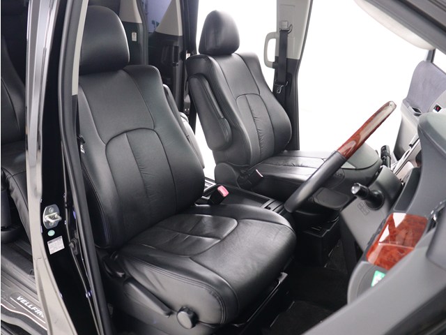 内装の状態も非常にクリーンな状態です｡
ご納車前には専門スタッフが
隅々までクリーニングを行います!