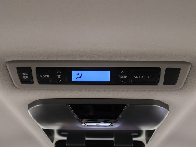 後部座席でエアコン温度をお好みで設定する
ことができます!